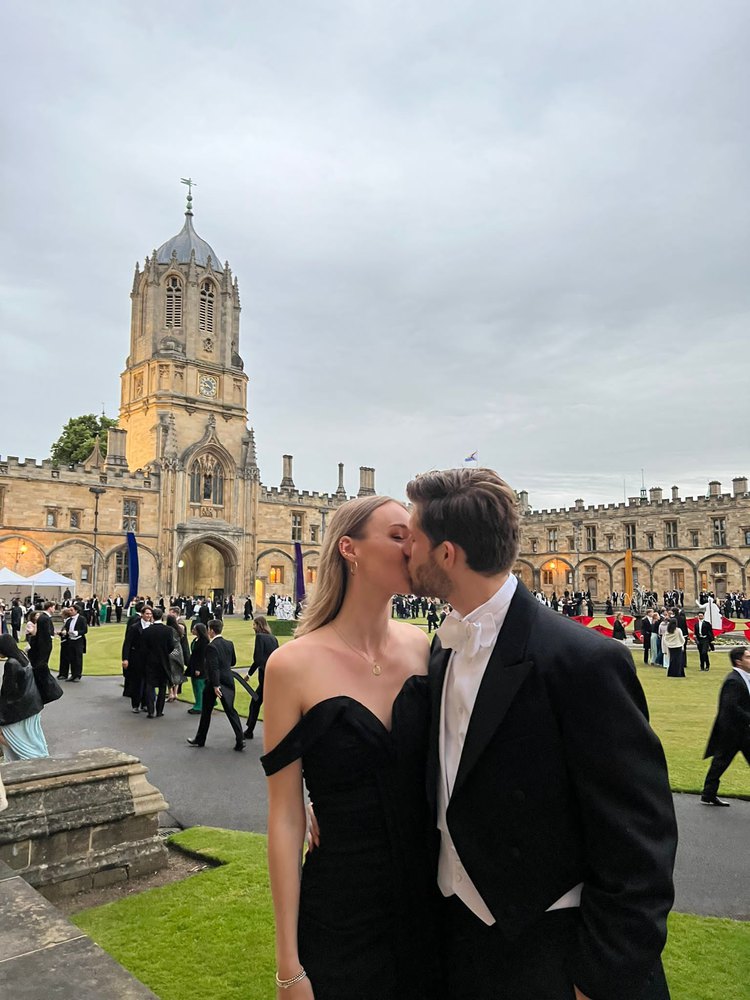 Leonard and Mona kissing at a ball at Christ Church, Oxford